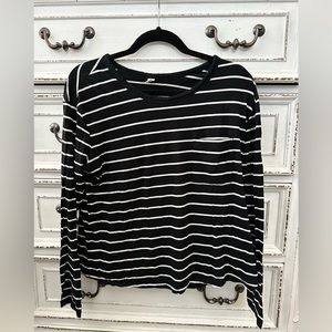 BP·NORDSTROM · BLACK + WHITE STRIPED SLOUCH POCKET LONG SLEEVE - SIZE MEDIUM